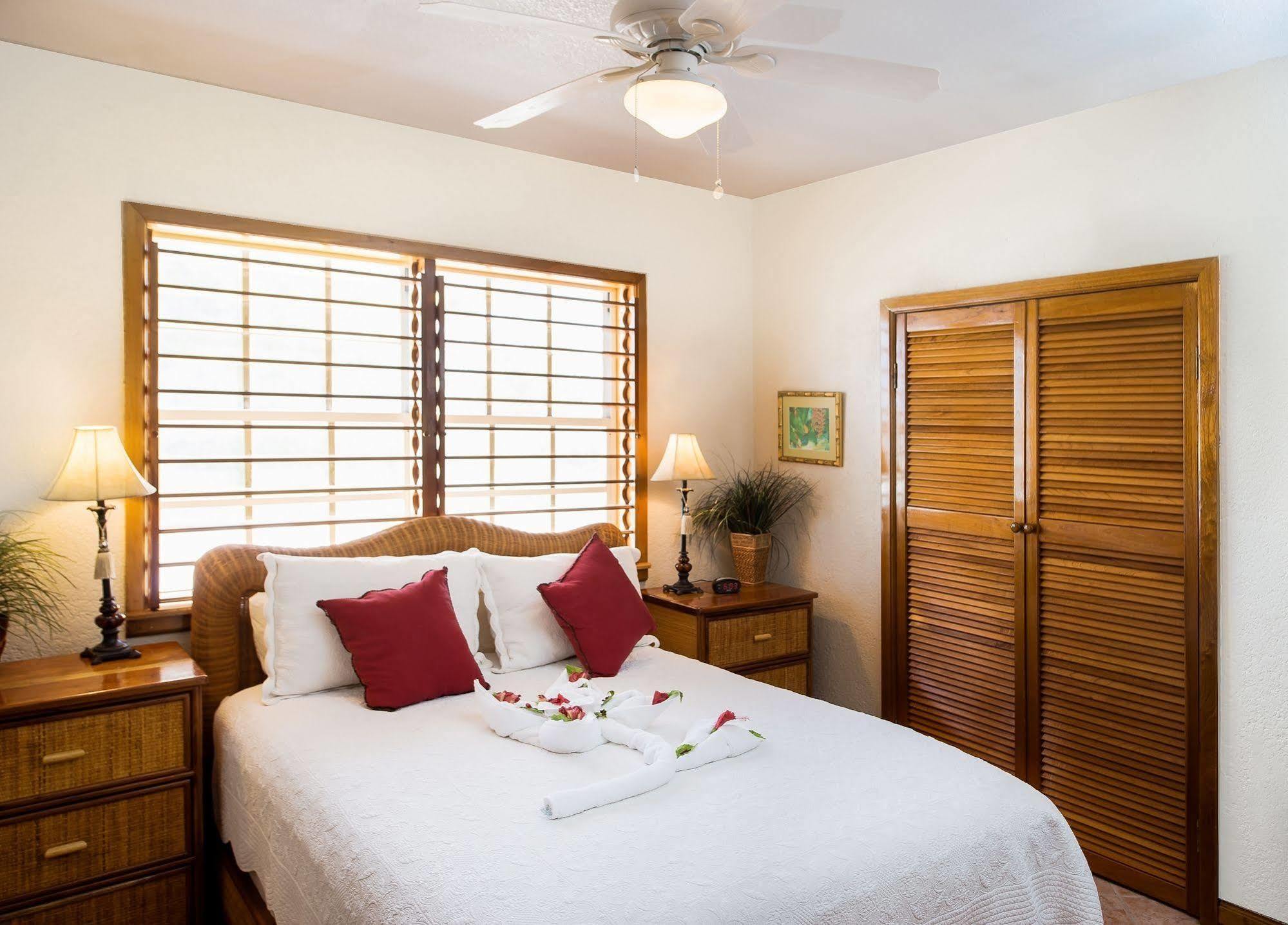 Banyan Bay Suites San Pedro  Exteriér fotografie